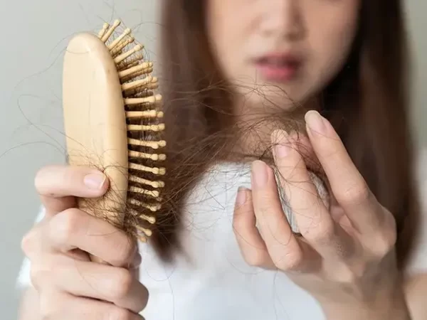 8 Cara Mengatasi Rambut Rontok Secara Alami