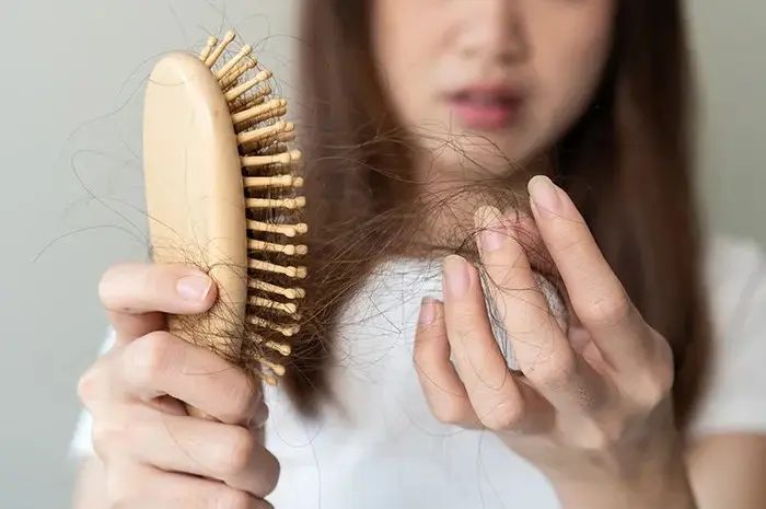 8 Cara Mengatasi Rambut Rontok Secara Alami